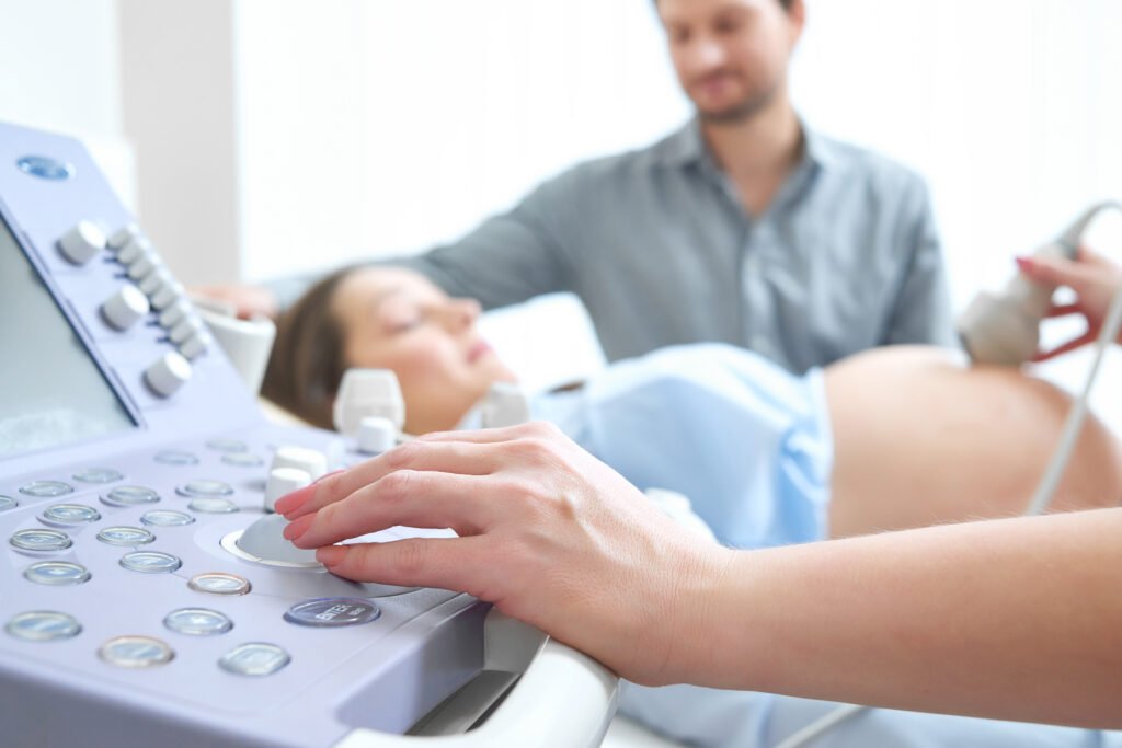 Ecografía obstétrica durante consulta médica prenatal